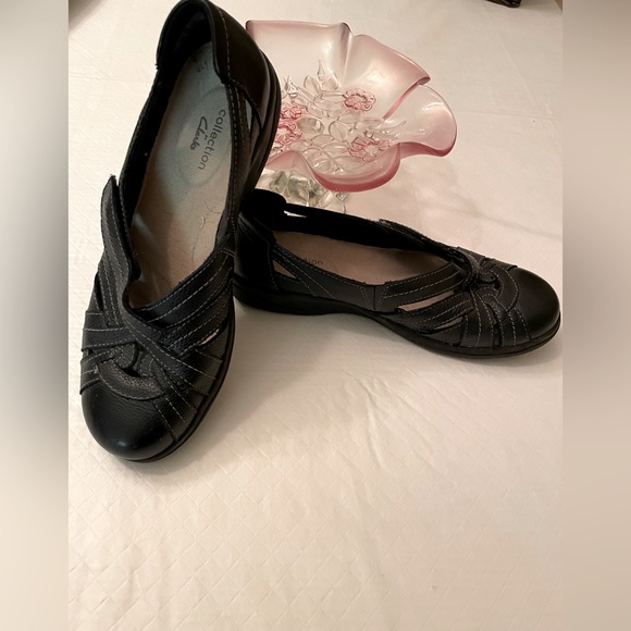 Clarks Slip on Black Leather shoes - Picture 3 of 6